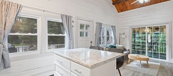 Cozy 3-bedroom Cabin in gorgeous White Mountains with WiFi, AC