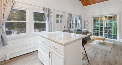 Cozy 3-bedroom Cabin in gorgeous White Mountains with WiFi, AC