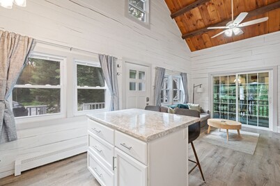 Cozy 3-bedroom Cabin in gorgeous White Mountains with WiFi, AC