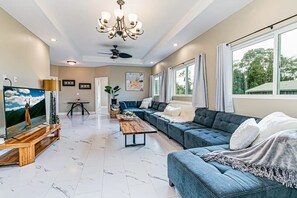 Living area - Entire 3-bedroom house in Hilo (Hilo)