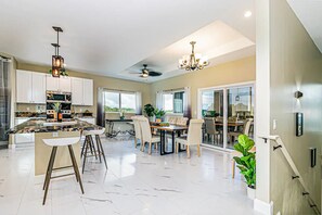 Dining - Entire 3-bedroom house in Hilo (Hilo)