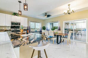 Private kitchen - Entire 3-bedroom house in Hilo (Hilo)