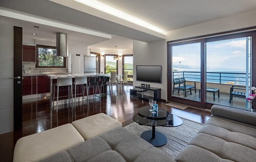 Awesome apartment in Opatija with house sea view