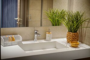 تجهيزات دش، مجففات شعر، مناشف، ورق حمّام