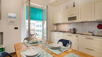 Apartamento | Cozinha privada | Geladeira grande, micro-ondas, fogão, cooktop