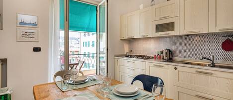 Appartamento | Cucina privata | Frigorifero con congelatore, microonde, forno, piano cottura