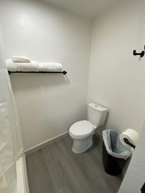 Hiustenkuivaaja, pyyhkeet, saippua, vessapaperi