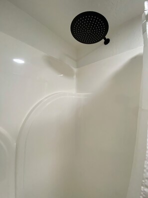 Sèche-cheveux, serviettes fournies, savon, papier toilette