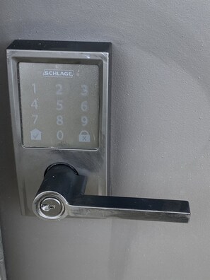 Cerradura de SCHILAGE con teclado numérico y orificio para llave.