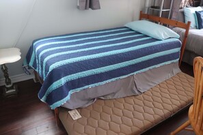 2 bedrooms, desk, iron/ironing board, free WiFi