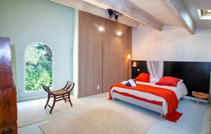 5 bedrooms, iron/ironing board, free WiFi, bed sheets