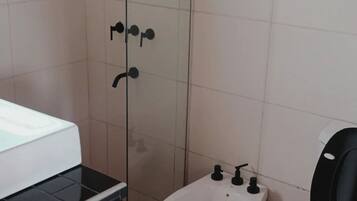 Apartemen Standar | Kamar mandi | Handuk, sabun, sampo, dan tisu toilet
