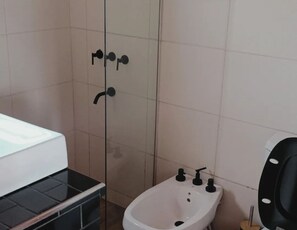 Standard-Apartment | Badezimmer | Handtücher, Seife, Shampoo, Toilettenpapier
