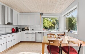 Fridge, oven, stovetop, dishwasher - 4 bedroom gorgeous home in Varde (Varde)