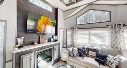 Cozy Bungalow with Hot Tub near Mt Rushmore & Custer State Park
