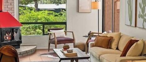 Smart-TV, Kamin, Bücher