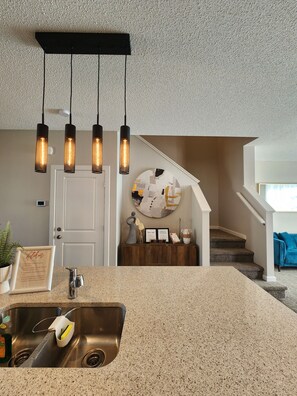 Interior - ENTIRE House & Basement for 14 pax w/ AC & parking / 8 min to YYC airport (Calgary)