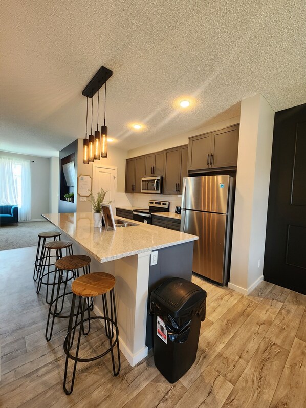 Private kitchen - ENTIRE House & Basement for 14 pax w/ AC & parking / 8 min to YYC airport (Calgary)