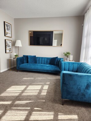 Living area - ENTIRE House & Basement for 14 pax w/ AC & parking / 8 min to YYC airport (Calgary)