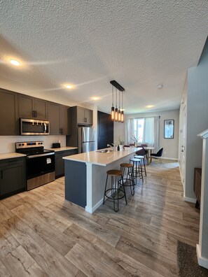 Private kitchen - ENTIRE House & Basement for 14 pax w/ AC & parking / 8 min to YYC airport (Calgary)