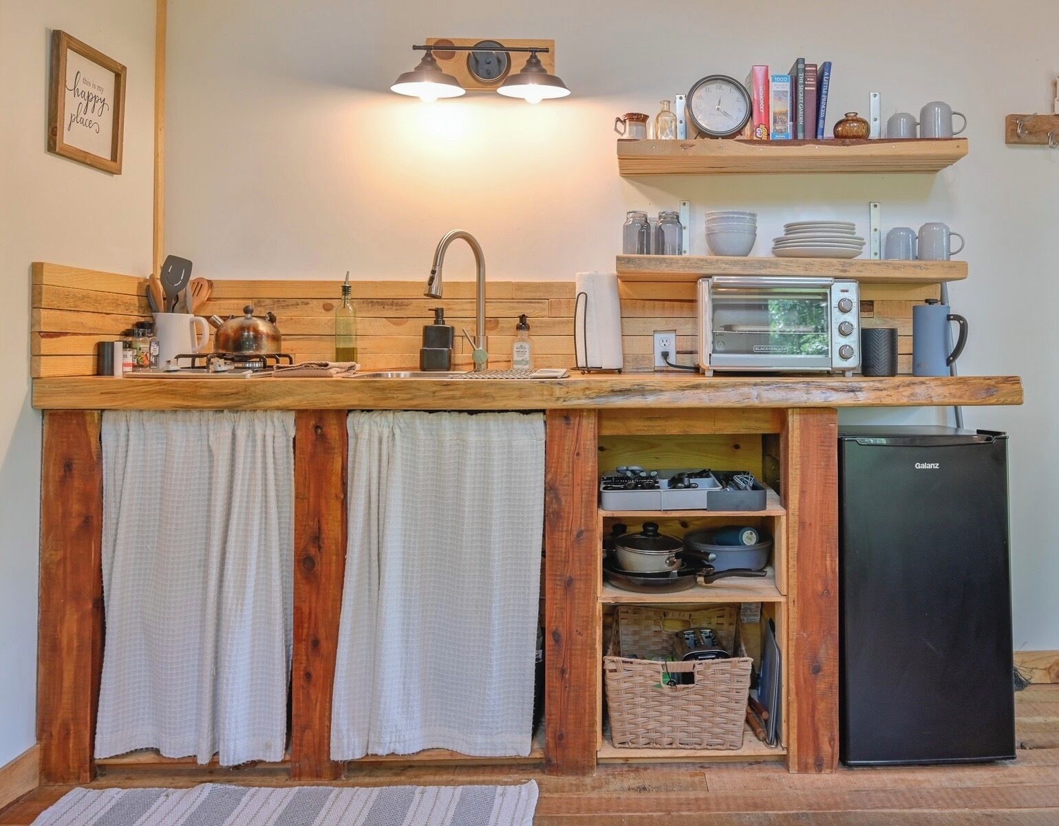 Refrigerador, parrilla de estufa, utensilios de cocina y condimentos 