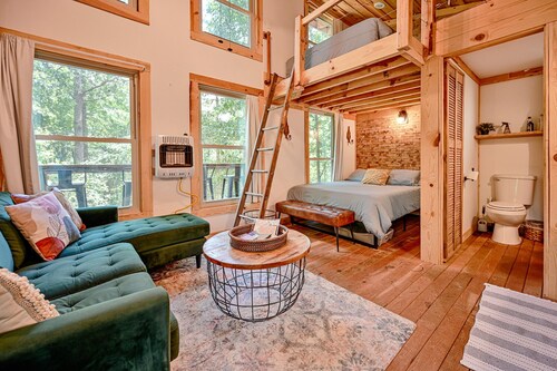Peaceful Pines Treehouse