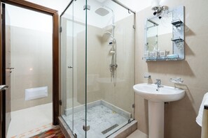Shower, towels, soap, shampoo - House with Pool Near the Beach (Temara-Harhoura)