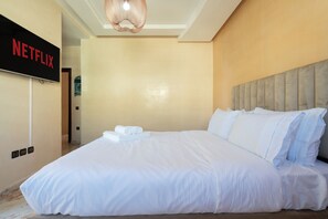 3 bedrooms, iron/ironing board, travel crib, WiFi - House with Pool Near the Beach (Temara-Harhoura)