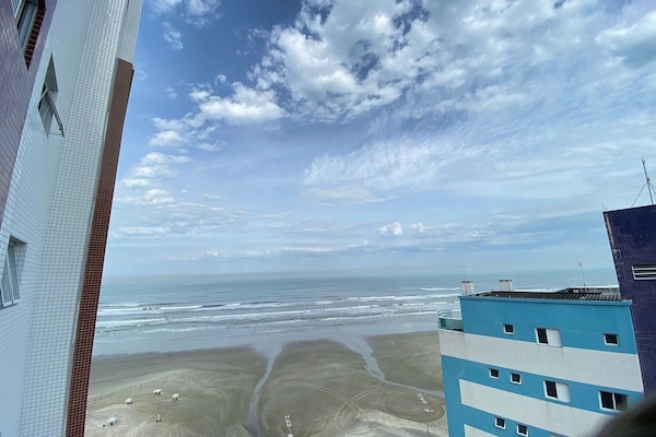 Ubicación cercana a la playa y arena blanca