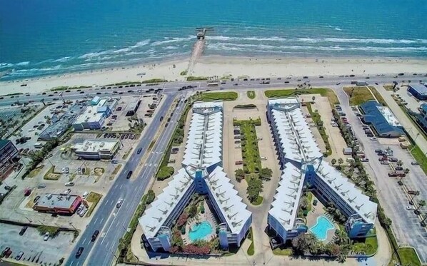 On the beach, sun loungers - Galveston Beach Front Condo (Galveston)