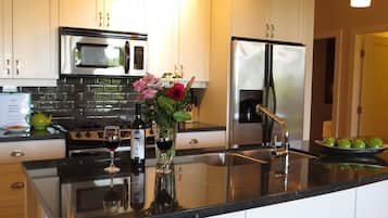 Full-sized fridge, microwave, oven, stovetop