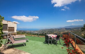 Outdoor dining - Cozy home in Laureana Cilento with house sea view (Laureana Cilento)