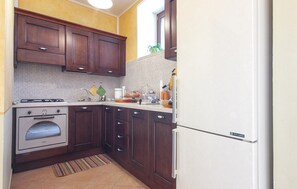 Kühlschrank, Herdplatte, Kochgeschirr/Geschirr/Besteck