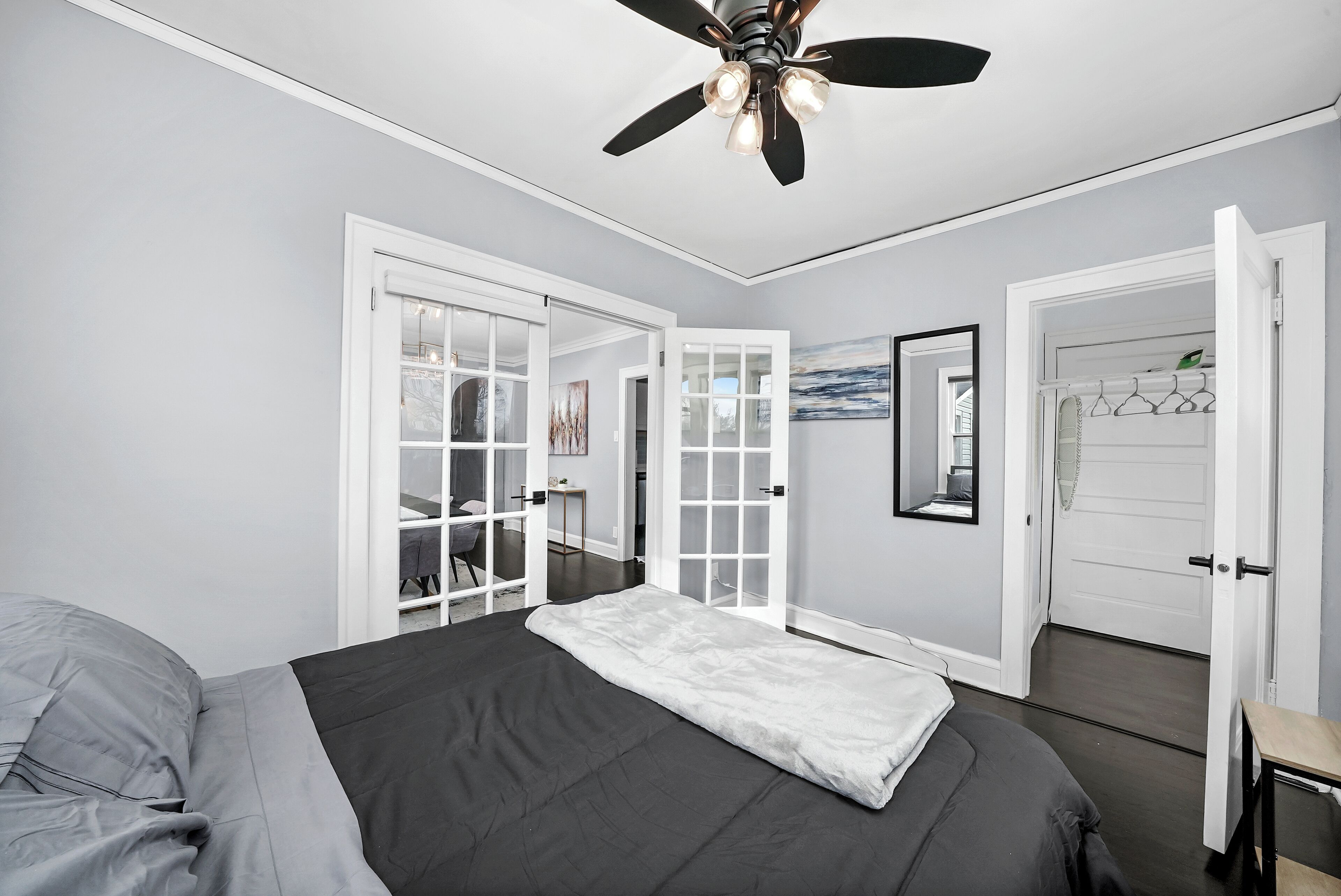 6 bedrooms, desk, iron/ironing board, free WiFi