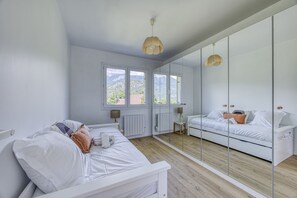2 bedrooms, iron/ironing board, free WiFi, bed sheets