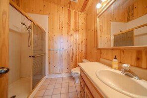 Douche, serviettes fournies, savon, shampoing