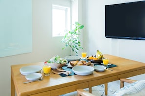 Chambre Triple | Coin séjour | Télévision à écran plat, lecteur de DVD, écrans d'ordinateur