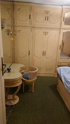 2 bedrooms, iron/ironing board, WiFi, bed sheets - Cozy 2-bedroom apartment in pleasant Mohandesin with WiFi, AC (Mohandesin)