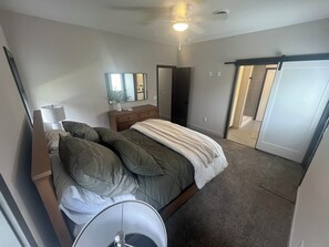 3 bedrooms, iron/ironing board, free WiFi, bed sheets - Charming New Lake House (Pierre)