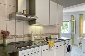 Kühlschrank, Mikrowelle, Ofen, Herdplatte