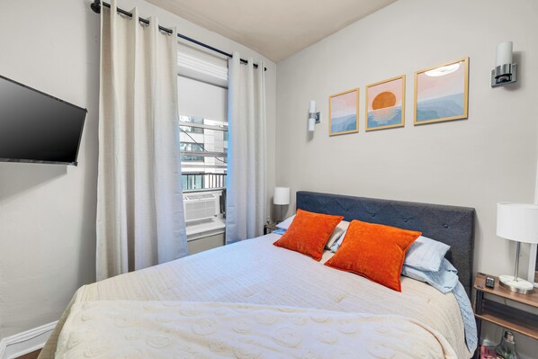 3 soverom, skrivebord, strykejern/-brett og reiseseng for barn