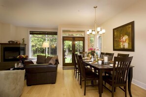 Living area - Qualicum Landing (Qualicum Beach)