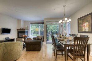Living area - Qualicum Landing (Qualicum Beach)
