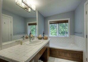 Combined shower/tub, hair dryer, towels, toilet paper - Qualicum Landing (Qualicum Beach)