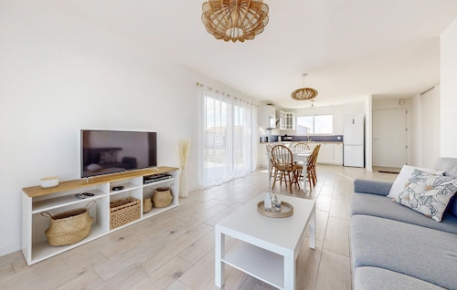 Gorgeous home in Les Magnils-Reigniers with WiFi