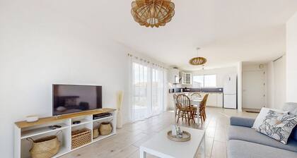 Gorgeous home in Les Magnils-Reigniers with WiFi