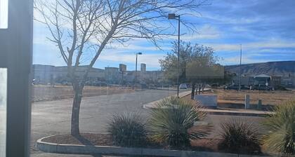 Pleasant mobile home with AC and WiFi in Kingman