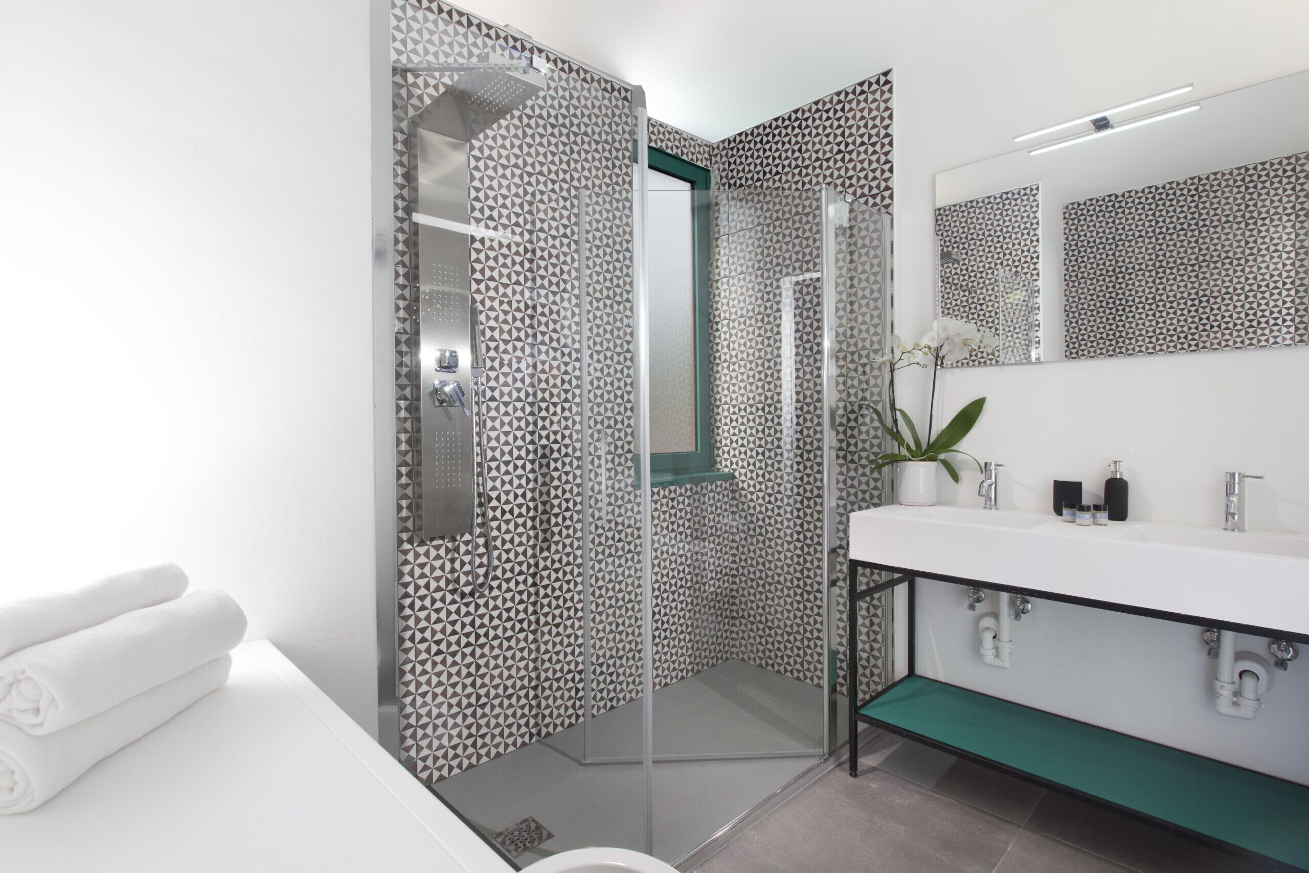 Een douche, een haardroger, handdoeken