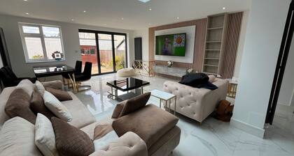 BnJ Luxury 2 Bedroom Cozy Retreat in Borehamwood