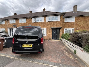 House | Property grounds - BnJ Luxury 2 Bedroom Cozy Retreat in Borehamwood (Borehamwood)